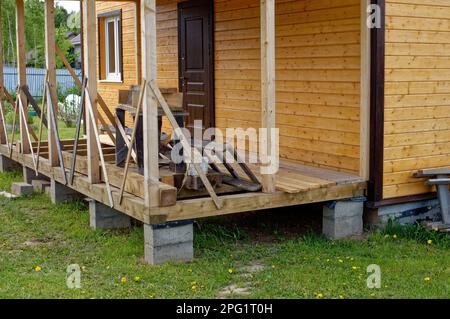 costruzione di estensioni in legno di una casa rurale, russia Foto Stock