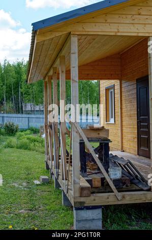 costruzione di estensioni in legno di una casa rurale, russia Foto Stock