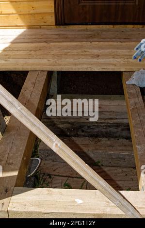 costruzione di estensioni in legno di una casa rurale, russia Foto Stock