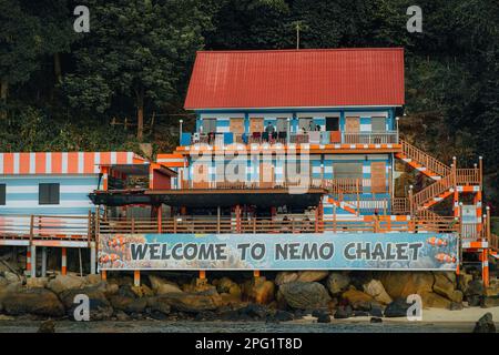 Terengganu, Malesia - 16 marzo 2023 Chalet di legno dell'edificio vicino alla spiaggia nell'isola di Perhentian. Foto Stock