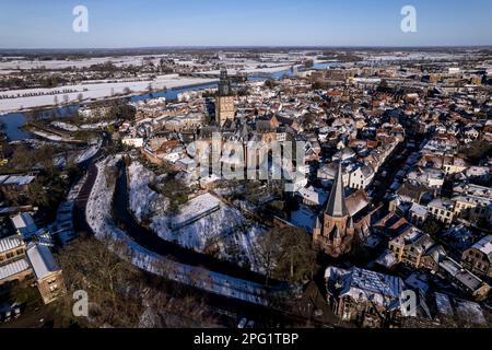 Walburgiskerk chiesa torreggiante sulla città medievale anseatica olandese torre Zutphen nei Paesi Bassi coperto di neve Foto Stock