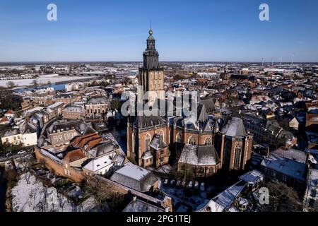 Walburgiskerk chiesa torreggiante sulla città medievale anseatica olandese torre Zutphen nei Paesi Bassi coperto di neve Foto Stock