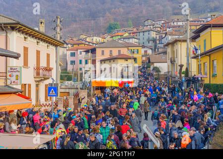 Schignano, Italia - 18 febbraio 2023: Folla di visitatori e partecipanti, parte del tradizionale carnevale di Schignano, Lago di Como, Lombardia, Nord Foto Stock