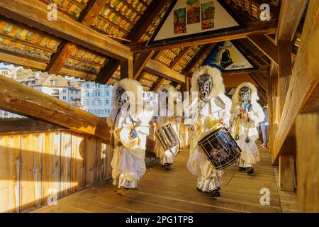 Lucerna, Svizzera - 20 febbraio 2023: Band di musicisti in costume marzo sul ponte Spreuer, parte del Carnevale di Fasnacht, a Lucerna (Lucerna) Foto Stock