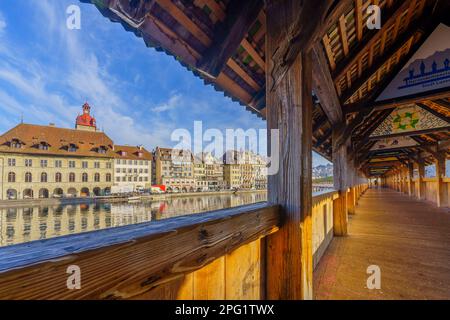 Lucerna, Svizzera - 22 febbraio 2023: Vista dal Ponte della Cappella, dal fiume Reuss e da vari edifici, a Lucerna (Lucerna), Svizzera (painti Foto Stock