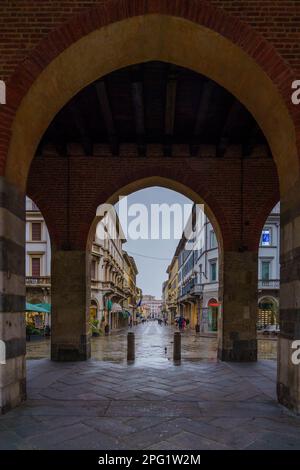 Monza, Italia - 25 febbraio 2023: Vista sul palazzo Arengario, con la sua piazza, la strada vicina, e i visitatori, a Monza, Lombardia, Italia settentrionale Foto Stock