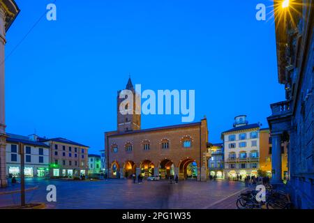 Monza, Italia - 25 febbraio 2023: Vista serale del palazzo Arengario, con la sua piazza e i suoi visitatori, a Monza, Lombardia, Italia settentrionale Foto Stock