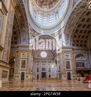 Mantova, Italia - 28 febbraio 2023: Veduta dell'interno e della cupola della Basilica di SantAndrea, a Mantova, Lombardia, Italia settentrionale Foto Stock