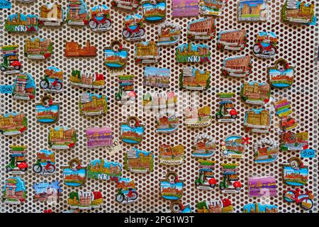 Mantova, Italia - 28 febbraio 2023: In vendita diversi magneti commemorativi, a Mantova (Mantova), Lombardia, Nord Italia Foto Stock