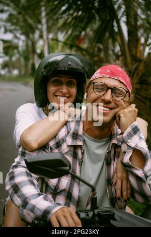 Giovane coppia felice viaggia in bicicletta a Bali. Foto Stock