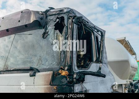 Semi-autocarro inghiottito da fiamme dopo un incidente stradale bruciato e danneggiato, messa a fuoco selettiva Foto Stock