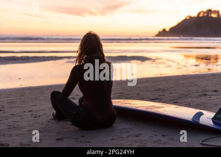 Surf ammirando il tramonto lungo la costa dell'Oregon Foto Stock