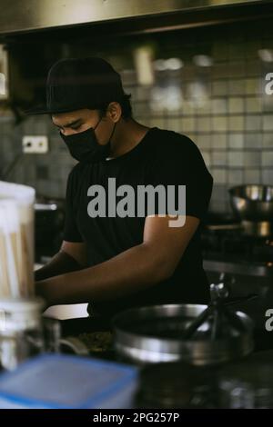 Cucina asiatica nella cucina del ristorante. Foto Stock