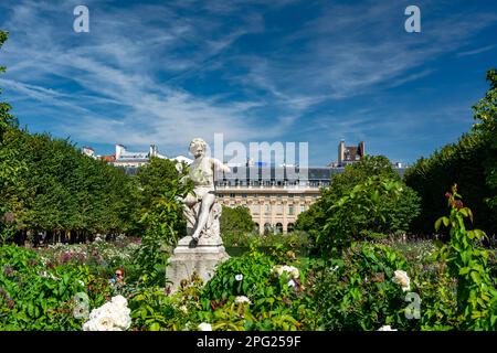 Parigi, Francia - 30 agosto 2019 : turisti nel giardino del Palazzo reale di Parigi. Statue e fontane si trovano in questo grande parco. Foto Stock