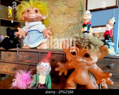 Interno di un antico emporio in Essex, Regno Unito, che mostra vari giocattoli e personaggi per bambini. Foto Stock