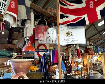 Interno di un antico emporio in Essex, Regno Unito, che mostra la bandiera nazionale in primo piano. Foto Stock