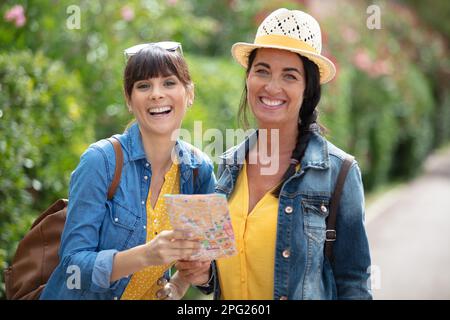 donne di mezza età che camminano attraverso la campagna Foto Stock