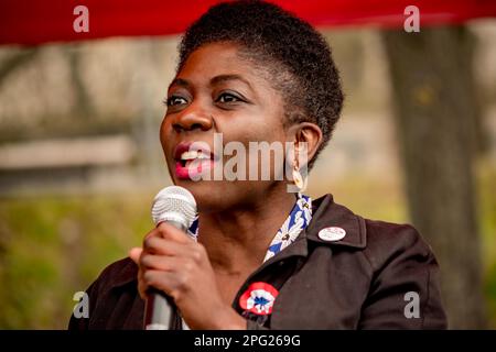 Daniele Obono. Riunione dei NUPES a Place de Stalingrad a Parigi per definire il seguito del movimento contro la riforma delle pensioni.#no russia Foto Stock