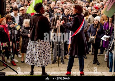 Daniele Obono e Sarah Legrain. Riunione dei NUPES a Place de Stalingrad a Parigi per definire il seguito dato al movimento contro la riforma delle pensioni. no russia Foto Stock