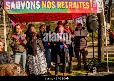 Daniele Obono e Sarah Legrain. Riunione dei NUPES a Place de Stalingrad a Parigi per definire il seguito dato al movimento contro la riforma delle pensioni. no russia Foto Stock