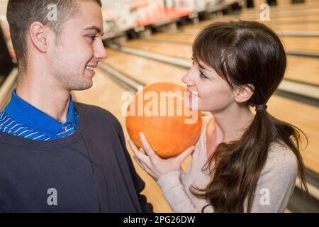 Bella giovane dating e bowling Foto Stock