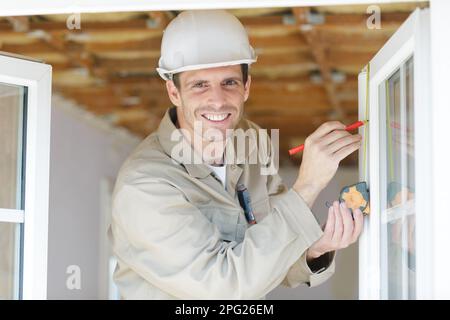 Finestra di lavoro builder sul monte di nuova installazione Foto Stock