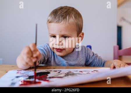 pittura incentrata sul bambino dentro Foto Stock