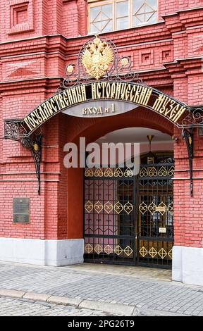 Mosca, Russia - 23,2022 ottobre: Ingresso al Museo storico di Mosca sulla Piazza Rossa. Testo in russo: Museo storico statale Foto Stock