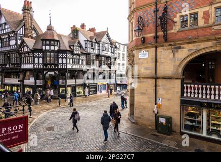 chester, regno unito, 11 marzo 2023Timber ha incorniciato gli edifici in High Street, il bussle degli acquirenti diurni Foto Stock