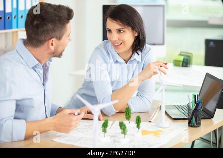 processo collaborativo di studenti qualificati multiculturali Foto Stock