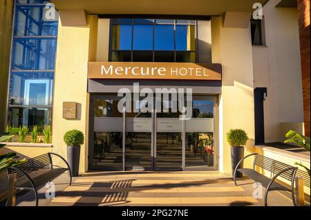 L'ingresso dell'hotel Mercure si trova vicino all'aeroporto Leonardo da Vinci di Roma Fiumicino Foto Stock