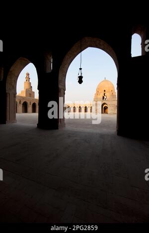 Egitto, Cairo, Moschea di Ahmed Ibn Tulun, la cupola centrale e cortile. Foto Stock