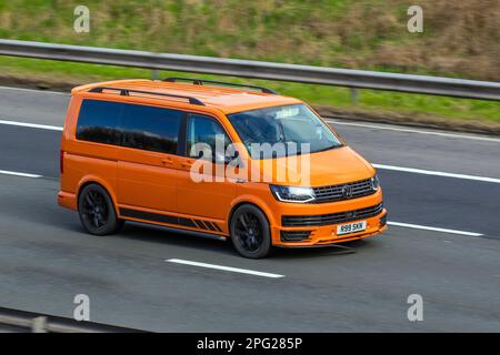 2018 Orange VW VOLKSWAGEN Transporter T32 S TDi BMT; viaggiando sull'autostrada M6, Regno Unito Foto Stock