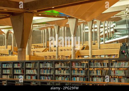 All'interno della Sala di lettura della Biblioteca di Alessandria, Egitto Foto Stock