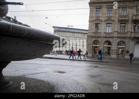 UBS e Credit Suisse hanno sede a Paradeplatz. Zurigo è di gran lunga la città più grande della Svizzera, con una popolazione di quasi 1,83 milioni di abitanti nell'area metropolitana. È anche il centro finaciale della Svizzera. Foto Stock