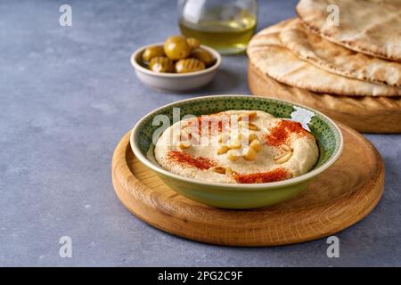 Hummus medio-orientale tradizionale con olio d'oliva. Primo piano Foto Stock