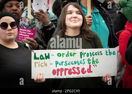 marzo annuale che segna la Giornata antirazzista delle Nazioni Unite, dalla sede centrale della BBC a Portland Place a un raduno a Whitehall. Foto Stock