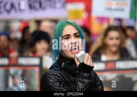 marzo annuale che segna la Giornata antirazzista delle Nazioni Unite, dalla sede centrale della BBC a Portland Place a un raduno a Whitehall. Foto Stock