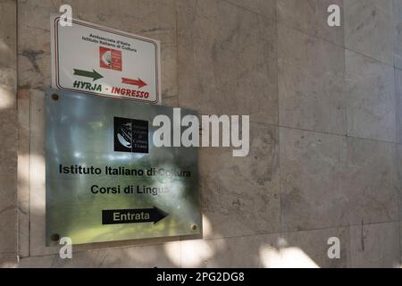 Tirana, Albania. Marzo 2023. Il cartello che indica l'ingresso all'Istituto Italiano di Cultura nel centro della città Foto Stock