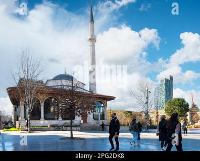 Tirana, Albania. Marzo 2023. Vista esterna della Moschea et'Hem Bej in piazza Skenderbej nel centro della città Foto Stock