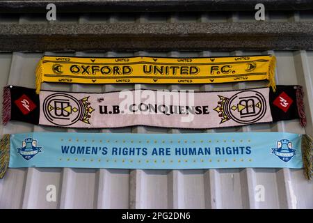 Una visione generale delle sciarpe delle squadre di calcio sulle pareti davanti alla partita finale di fa Cup della Vitality Women's al Dripping Pan di Lewes. Data immagine: Domenica 19 marzo 2023. Foto Stock