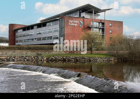 Università della parte occidentale della Scozia, campus dell'Ayr College, accanto al fiume Ayr, Ayr, Ayrshire, Scozia, Regno Unito Foto Stock