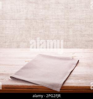 Fai risaltare il tuo prodotto con questo accattivante tovagliolo mockup, che mette in mostra il tuo design contro una grana di legno naturale. Foto Stock