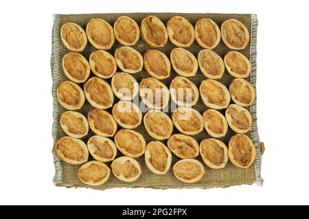 Guscio di noci in sacchetto marrone isolato su fondo bianco. Rifiuti organici. Vista dall'alto. Foto Stock