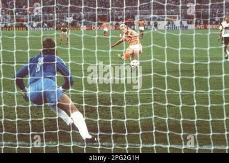 FOTO DI ARCHIVIO: Ronald KOEMAN festeggia il suo 60th° compleanno il 21 marzo 2023, Ronald KOEMAN (Olanda) spara l'obiettivo con un calcio di rigore per farlo 1:1, contro TW Eike IMMEL BRD - Olanda 1:2 il 21 giugno 1988, Campionato europeo di Calcio 1988 in Germania ? Foto Stock