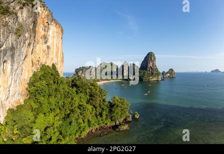 Krabi, Thailandia: Vista aerea della famosa spiaggia di Railay a Krabi lungo il mare delle Andamane nel sud della Thailandia in una giornata di sole Foto Stock