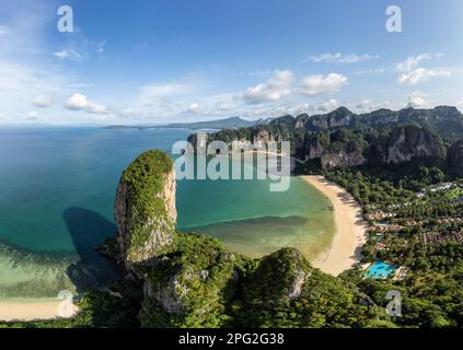 Krabi, Thailandia: Vista aerea della famosa spiaggia di Railay a Krabi lungo il mare delle Andamane nel sud della Thailandia in una giornata di sole Foto Stock