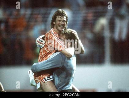 FOTO ARCHIVIO: Ronald KOEMAN festeggia il suo 60th° compleanno il 21 marzo 2023, il portiere Hans VAN BREUKELEN (Olanda) festeggia, festeggia, abbraccia Ronald KOEMAN. Semifinale Germania - Olanda 1:2 su 06/21/1988 Campionato europeo di Calcio 1988 in Germania? Foto Stock