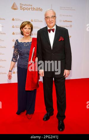 FOTO DI ARCHIVIO: Fritz PLEITGEN avrebbe avuto 85 anni il 21 marzo 2023, Fritz PLEITGEN, presidente di German Cancer Aid, con sua moglie Gerda, Red Carpet, Red Carpet Show, Ball des Sports su 07.02.2015 a Wiesbaden Â Foto Stock