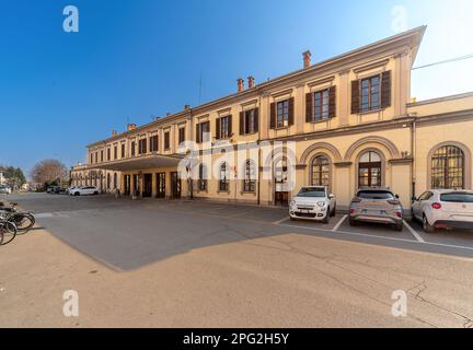 Savigliano, Cuneo, Italia - 20 marzo 2023: Costruzione della stazione ferroviaria con cielo blu Foto Stock